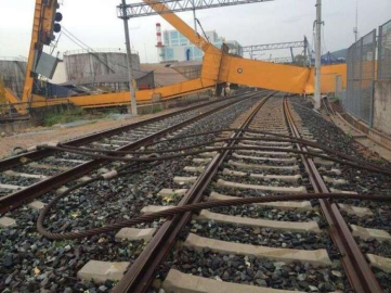 Yarımca'da Tren hattına vinç düştü