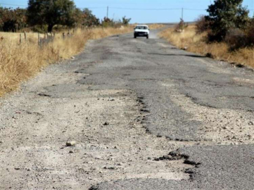 Köy yoları köstebek yuvası gibi