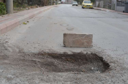 Yoldaki çukura, taşla tedbir