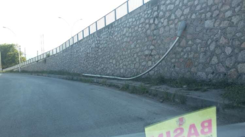 Aydınlatma direği aylardır bu şekilde