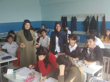 Hacer Demirören'de  550 öğrenciye Aşure