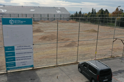 Alparslan Türkeş Spor Kompleksi’nde sahanın mıcır dolgusu yapılıyor