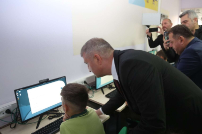 BAŞKAN SEZER’DEN TEKNOLOJİ SINIFINDAKİ ÖĞRENCİLE YAKIN İLGİ