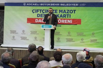 Traktörün deposunu dolduran çiftçi tarlanın yolunu tutuyor