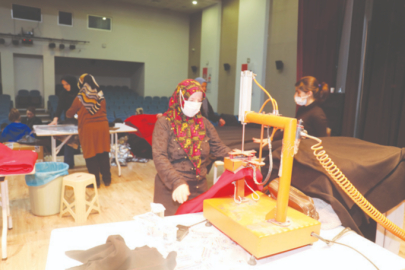 KÖRFEZLİ KADINLAR, ATKI, BERE VE BATTANİYE ÜRETİYOR