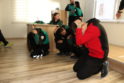 Özel öğrencilere deprem eğitimi