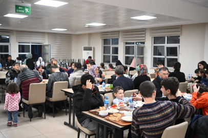KOCAMAN İLK İFTARI DEPREM MİSAFİRLERİYLE YAPTI