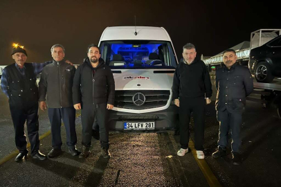 DEPREM BÖLGESİNE GİTTİLER, KOLİLERİ TEK TEK DAĞITTILAR