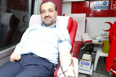 AK Parti Kocaeli İl Başkanı Dr. Şahin Talus, Kızılay çadırına giderek kan bağışında bulundu.