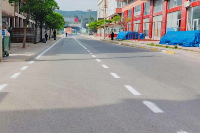 ASFALTLANAN CADDELERİN ÇİZGİLERİ DE ÇEKİLDİ