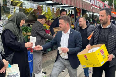 AK Gençlerden işçilere simit ve meyve suyu ikramı