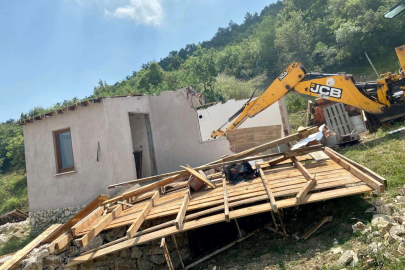 KÖRFEZ’DE KAÇAK YAPILARLA MÜCADELE SÜRÜYOR