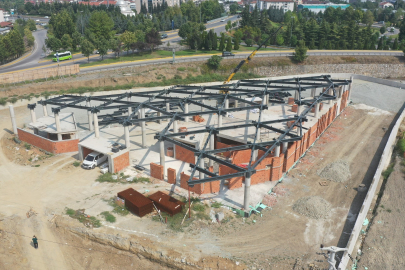 Yeni Gölcük terminal binasında çatı imalatı yapılıyor