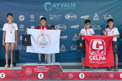 KÖRFEZLİ YÜZÜCÜLER, AYVALIK’TA KULAÇLARI MADALYALARA ATTILAR