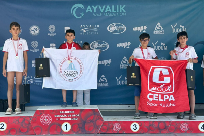 KÖRFEZLİ YÜZÜCÜLER, AYVALIK’TA KULAÇLARI MADALYALARA ATTILAR