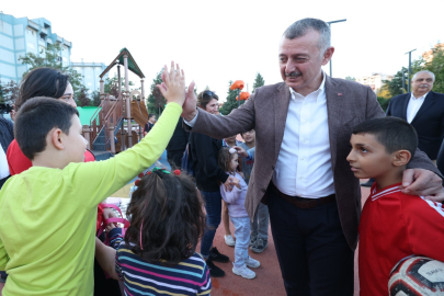 Büyükakın, Çayırova’da çocuklarla futbol oynadı