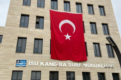 İSU, TÜRK BAYRAKLARIYLA DONATILDI