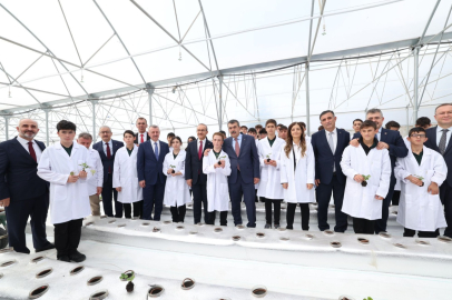 Kocaeli’de öğrenciler topraksız tarım Ar-Ge serasında çilek yetiştiriyor