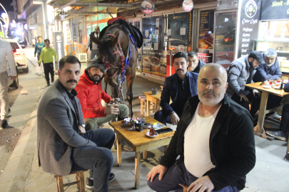 SOKAKTA, CADDEDE, ÇAY OCAĞINDA, HER YERDE ATI İLE DOLAŞIYOR