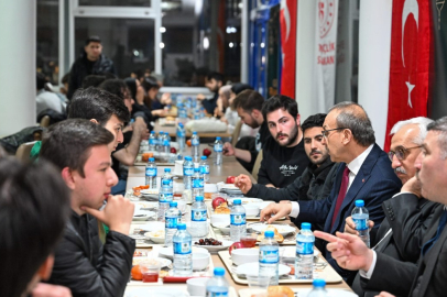 Vali Yavuz, KYK Yurdunda Kalan Öğrencilerle İftar Yaptı