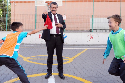 Bakan Tekin'den karne öncesi öğrencilere moral ziyareti