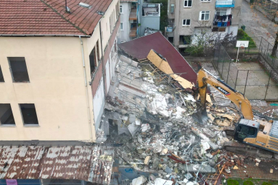 Körfez’de riskli bina yıkıldı