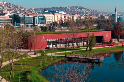 Kocaeli'de göl manzarasında ders ve okuma keyfi