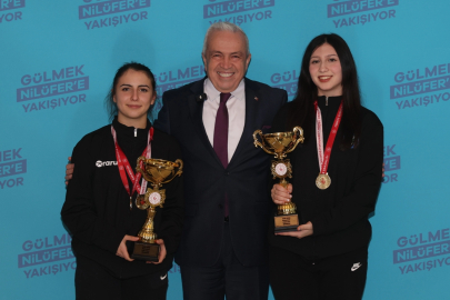 Nilüfer'in şampiyon kızlarından Başkan Özdemir'e kupa ziyareti