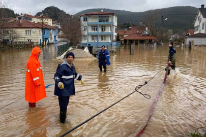 Antalya Büyükşehir Belediyesi ekipleri yağışın izlerini siliyor