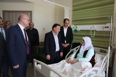 Kayseri Valisi Çiçek hastalarla bayramlaştı