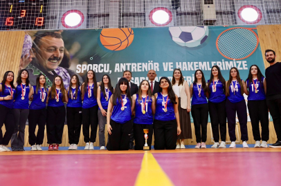 Körfez’de liseliler kupalarını törenle aldılar