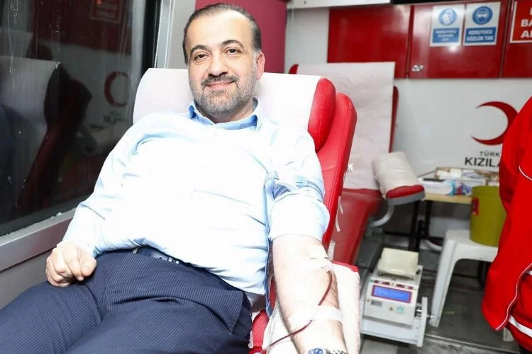 AK Parti Kocaeli İl Başkanı Dr. Şahin Talus, Kızılay çadırına giderek kan bağışında bulundu.