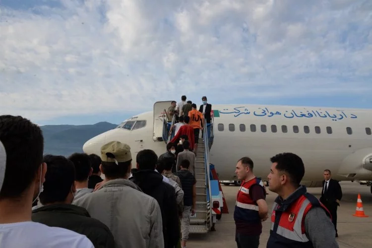 Cengiz Topel Havalimanı’ndan Düzenlenen 2 Charter Seferi İle Toplamda 272 Afganistan Uyruklu Düzensiz Göçmen Sınır Dışı Edildi