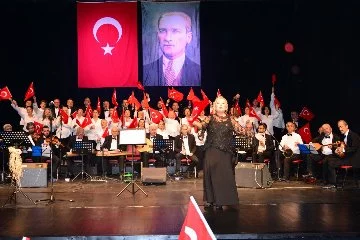 İl Kültür ve Turizm Müdürlüğü Türk Müziği Korosu’nun hazırlamış olduğu “Atatürk’ün Sevdiği Şarkılar” konseri ayakta alkışlandı.