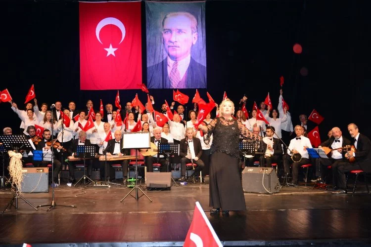 İl Kültür ve Turizm Müdürlüğü Türk Müziği Korosu’nun hazırlamış olduğu “Atatürk’ün Sevdiği Şarkılar” konseri ayakta alkışlandı.