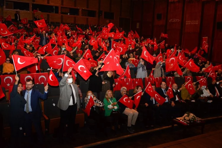 Kocaeli Valiliği İl Kültür ve Turizm Müdürlüğü Türk Halk Müziği Korosu’nun düzenlemiş olduğu “Cumhuriyet Konseri” büyük coşkuyla ayakta alkışlandı