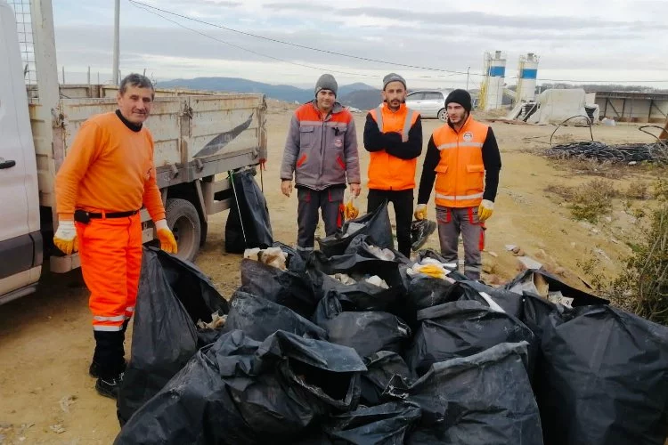 Körfez’de gelişi güzel atılan çöpler toplandı
